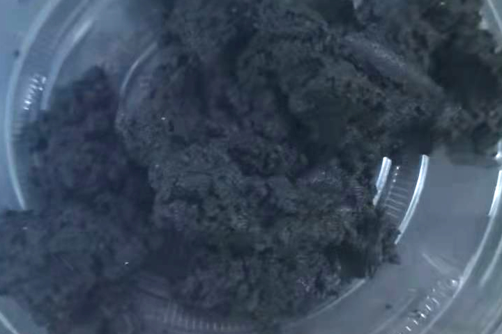 污泥烘干機系統(tǒng)適合于粘性較大的各種污泥干燥，可將含水85％左右的濕污泥脫水到50%左右再烘干成為含水10％以下的干粉