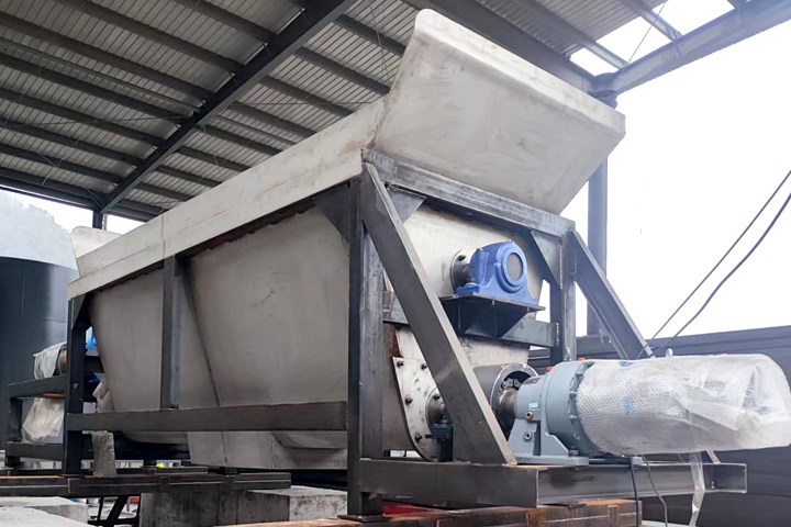 金屬污泥烘干機可以將金屬污泥再加工處理再利用，具有良好的社會經濟環(huán)境效益。