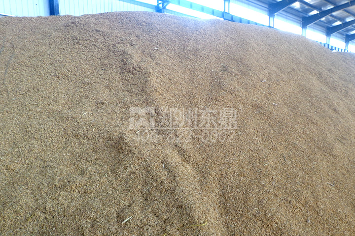 在家具制造行業(yè)生產(chǎn)過(guò)程中會(huì)產(chǎn)生大量的鋸末、刨花，這些木質(zhì)物料是加工優(yōu)質(zhì)生物質(zhì)顆粒的好原料，但由于水分過(guò)高直接壓制顆粒會(huì)影響顆粒品質(zhì)，為了控制鋸末的含水率，我司開(kāi)發(fā)成套鋸