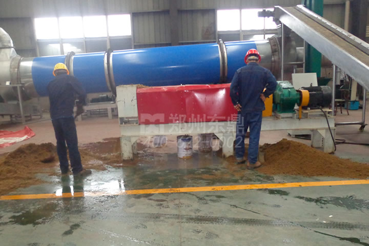 啤酒糟烘干機生產(chǎn)線主要由供脫水設備、熱源、上料機、進料機、回轉滾筒、出料機、引風機、卸料器和配電柜、粉碎系統(tǒng)、打包系統(tǒng)等部件構成。