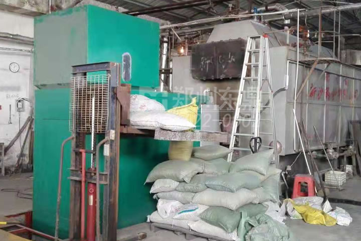 生物質(zhì)燃燒機(jī)是利用生物質(zhì)進(jìn)行能量轉(zhuǎn)換的主要設(shè)備，使用生物質(zhì)顆粒燃料，在燃燒室內(nèi)實現(xiàn)逐漸預(yù)熱、多級配氧、立體燃燒的火焰燃燒系統(tǒng)。